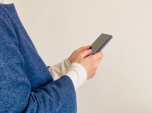 スマホを操作する女性